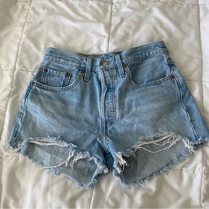 *SOLD* Levi’s 501 Original High Rise Shorts W26